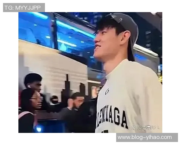 蔡老板昨晚与曾凡博击掌鼓励并嘱咐教练多给予他上场机会